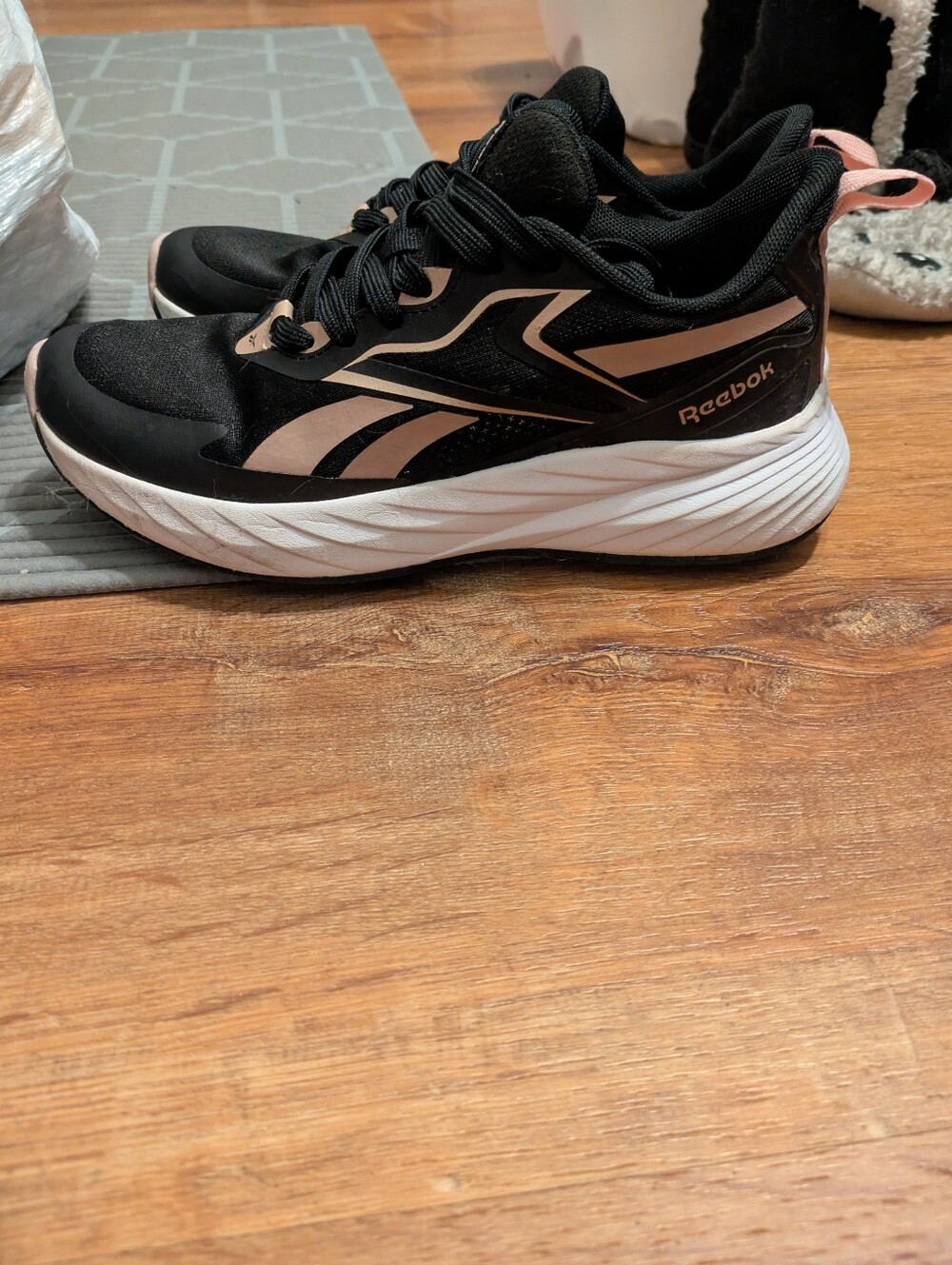 6.5 Reebok Sneakers - Picture 5 of 10